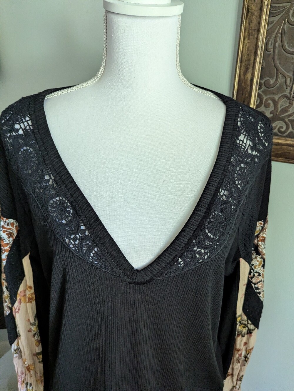 Gimmicks Women's Small Black Ribbed V-Neck Top Lace Detail Floral Sleeves - Picture 2 of 9